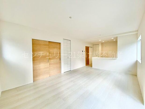 【LDK 16.75帖】隣接する洋室と併せれば21.25帖の大空間!