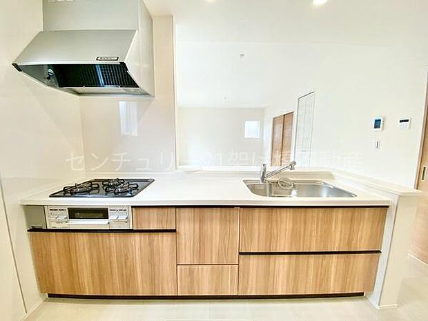 【システムキッチン】三口コンロ、グリル、浄水器付きシンクでお料理が捗ります♪