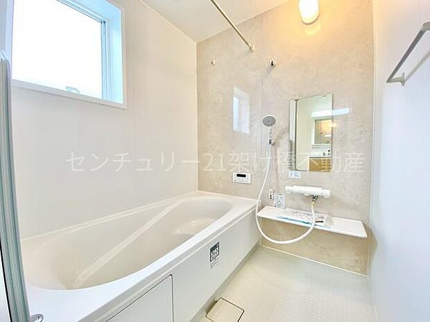 【浴室】浴室乾燥暖房機付きです。雨の日の洗濯物の乾燥やヒートショック対策としてもお使い頂けます。