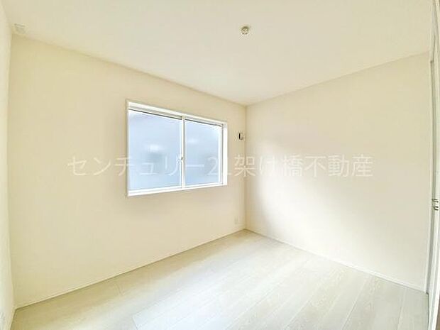 【洋室 5.56帖】南向きの洋室は明るく過ごしやすい空間♪