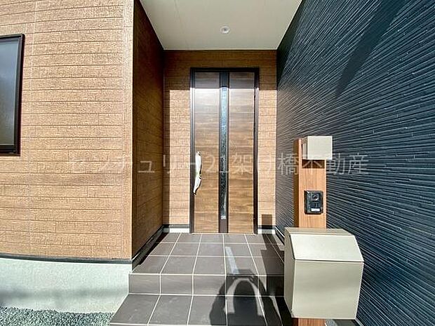 【玄関】屋根付きで雨の日にも安心です◎