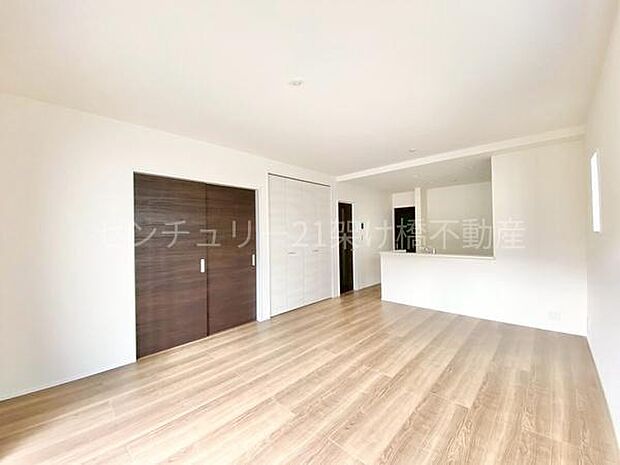 【LDK 16帖】隣接する洋室と併せれば20.5帖の大空間!