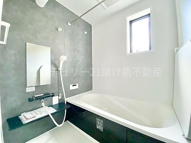 【浴室】浴室乾燥暖房機付きです。雨の日の洗濯物の乾燥やヒートショック対策としてもお使い頂けます。