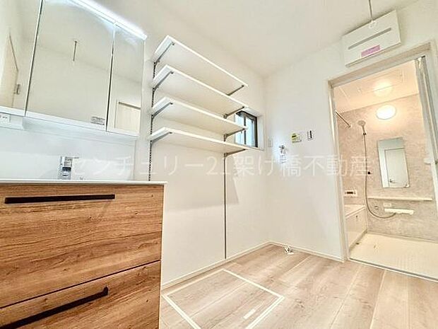 【洗面所】三面鏡の独立洗面台となっております。ストックなどを収納するのに便利な収納あり◎