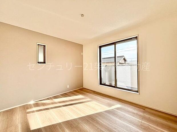 【7帖　洋室】こちらの広々とした洋室は、南向きで明るく主寝室におすすめ！ウォークインクローゼット完備◎