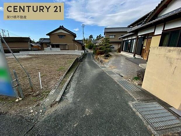 南側公道約8ｍ東側公道約4ｍ北側法定外道路約3ｍ