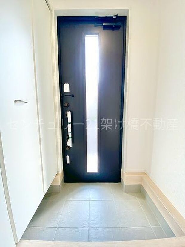 【玄関】採光面があり、明るい玄関です。