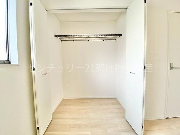 【2階　洋室　5.2帖】クローゼット上段棚つきで寝具なども収納可能です。