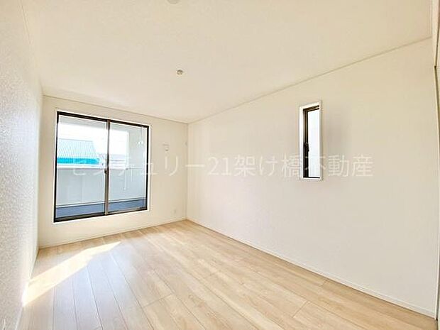 【2階　洋室　7.2帖】バルコニーに面したこちらの洋室は、広々としていて主寝室におすすめ！