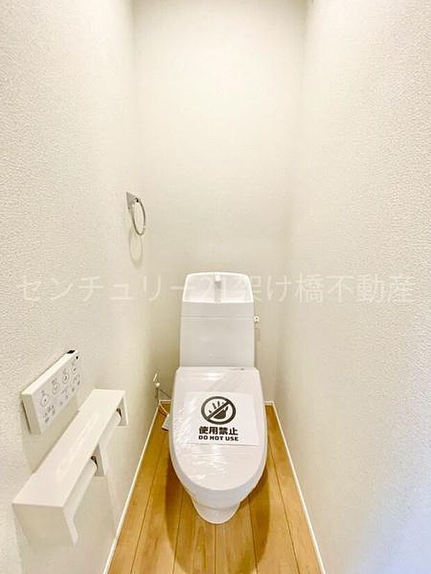 【1階 トイレ】温水洗浄便座で快適にお使いいただけます。