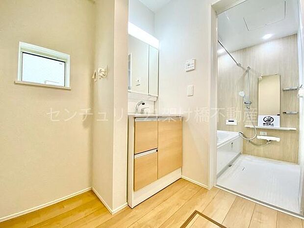 【洗面所】三面鏡の独立洗面台となっております。ストックなどを収納するのに便利な収納あり◎