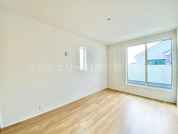 【2階　6.7帖　洋室】広々とした洋室は主寝室にぴったりです◎