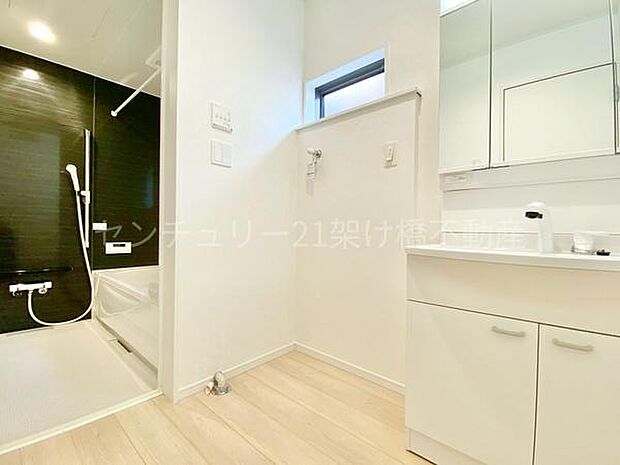 【洗面所】三面鏡の独立洗面台となっております。ストックなどを収納するのに便利な収納あり◎