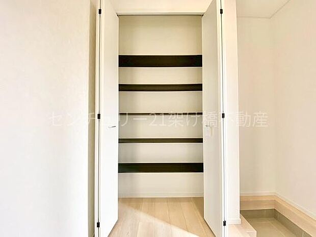 【シューズボックス・土間収納】トールサイズのシューズボックスで家族みんなの靴が収納可能です◎右側には、土汚れの気になるアウトドア用品なども置いていただけるスペースあり！