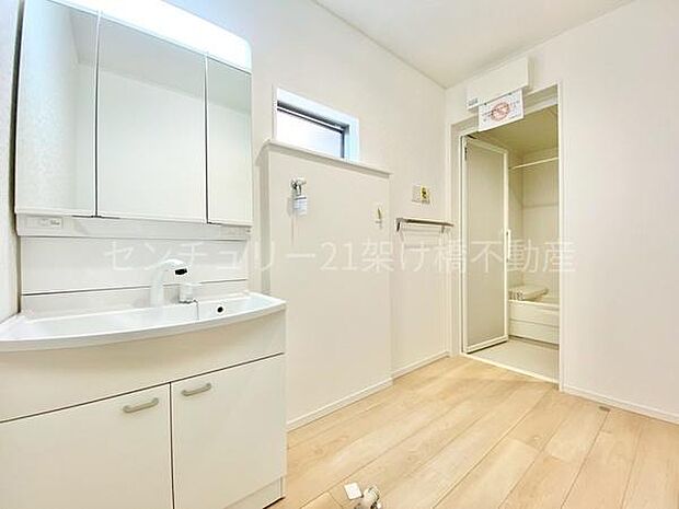 【洗面所】三面鏡の独立洗面台となっております。ストックなどを収納するのに便利な収納あり◎