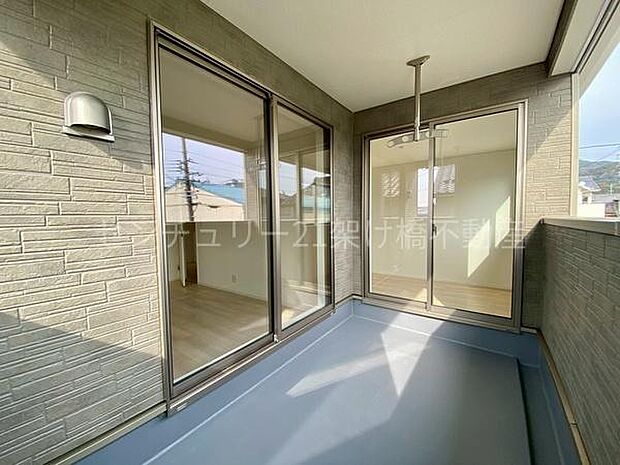 【南向きバルコニー】雨の日も安心なインナーバルコニーです。奥行きがあるため、お洗濯だけでなくご家族の憩いの空間にも◎