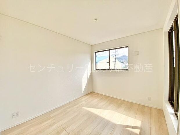 【2階　洋室　6.2帖】こちらの洋室は、大容量ウォークインクローゼット付き！