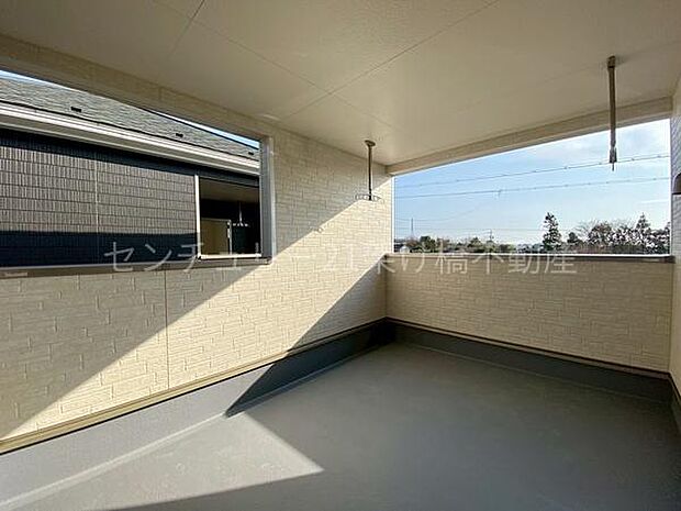 【南向きバルコニー】雨の日も安心なインナーバルコニーです。お洗濯だけでなくご家族の憩いの空間にも◎