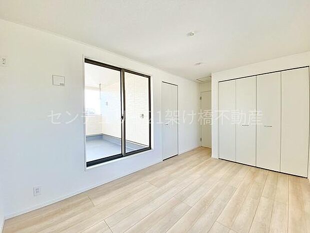 【2階　7.2帖　洋室】バルコニーに出入り可能で、広々とした洋室は主寝室にぴったりです♪