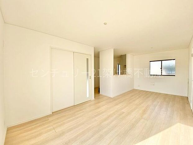 【ＬＤＫ 16.2帖】リビング小収納つき♪隣接する和室と併せれば22.2帖の大空間！