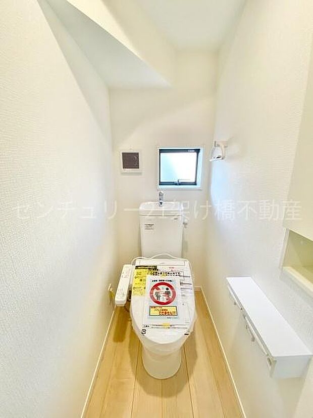 【2階 トイレ】温水洗浄便座で快適にお使いいただけます。