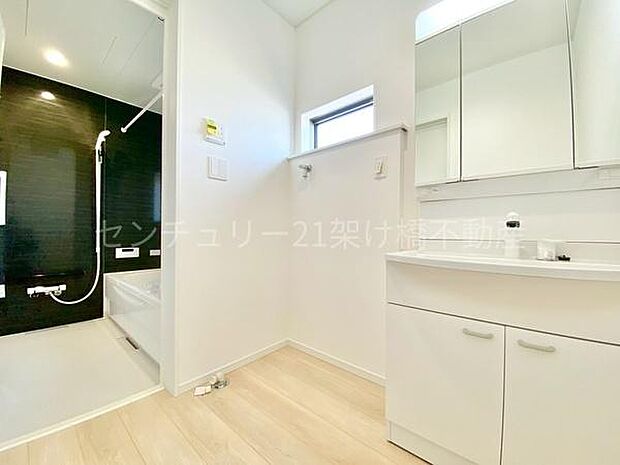 【洗面所】三面鏡の独立洗面台となっております。ストックなどを収納するのに便利な収納あり◎