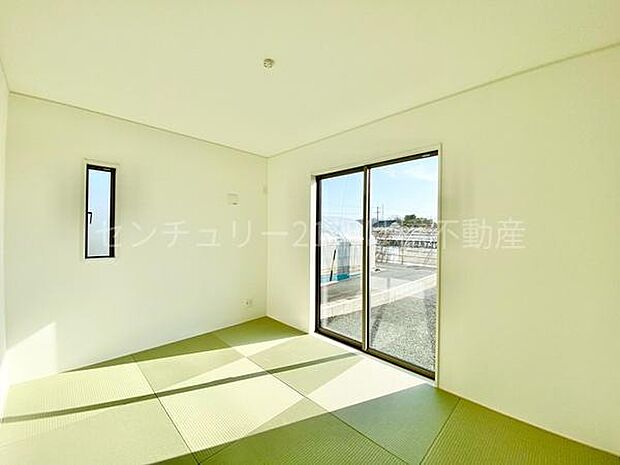 【リビング横　和室　6帖】お子様の遊び場や、お勉強スぺースとしてもお使いいただけます。