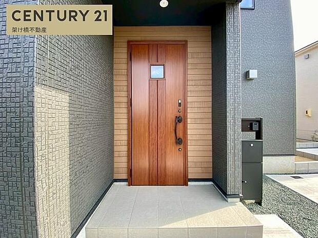 【玄関】屋根付きで雨の日にも安心です◎