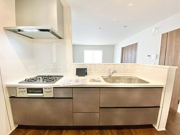 【システムキッチン】三口コンロ、グリル、浄水器付きシンクでお料理が捗ります♪