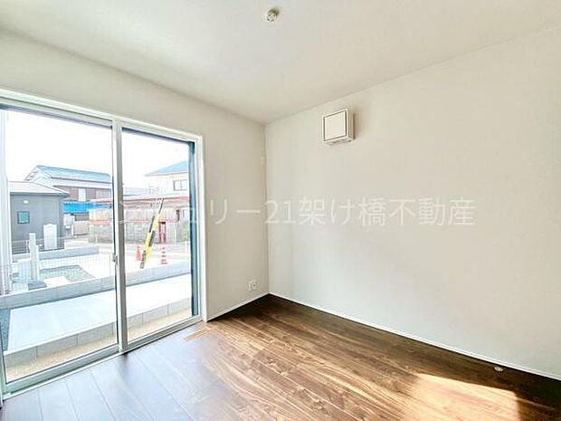 【1階　4.7帖　洋室】ＬＤＫ隣接の洋室はお子様の遊び場や勉強スペースにも◎