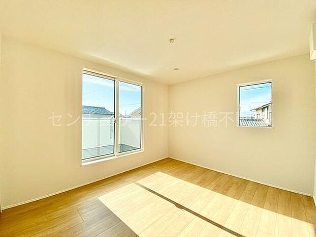 【2階　7.5帖　洋室】ルーフバルコニーに面した洋室は明るく過ごしやすい♪