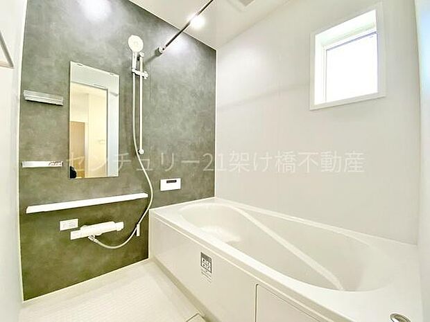 【浴室】浴室乾燥暖房機付きです。雨の日の洗濯物の乾燥やヒートショック対策としてもお使い頂けます。