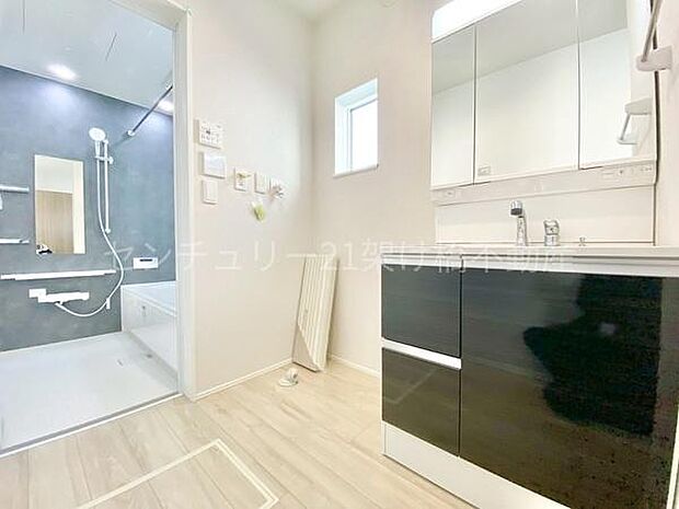 【洗面所】三面鏡の独立洗面台となっております。ストックなどを収納するのに便利な収納あり◎