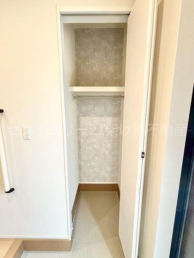 【シューズクローク】普段使う上着や、ちょっとしたアウトドア用品なども収納可能です♪ホールには階段下収納があり、玄関収納豊富!