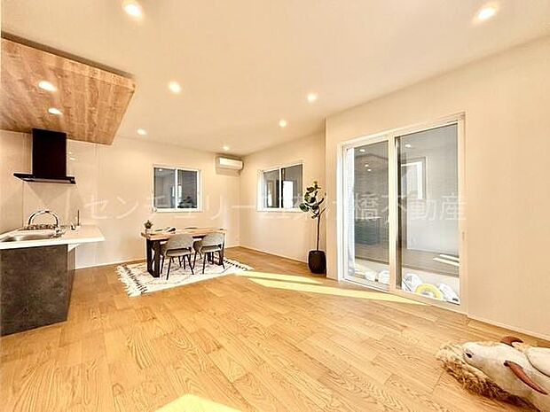 【LDK 19帖】広々とした南向きのLDKは3面採光で明るく過ごしやすい家族の空間です♪