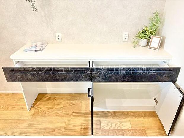 【システムキッチン】キッチン後方には作業台付きカップボード◎