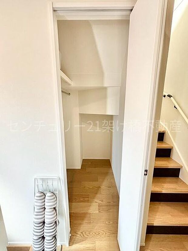 【ホール収納】ホールには階段下収納があり、玄関収納豊富!