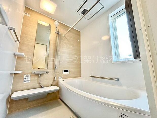 【浴室】浴室乾燥暖房機付きです。雨の日の洗濯物の乾燥やヒートショック対策としてもお使い頂けます。