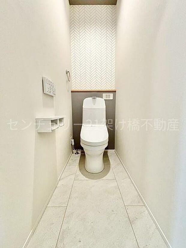 【1階 トイレ】温水洗浄便座で快適にお使いいただけます。