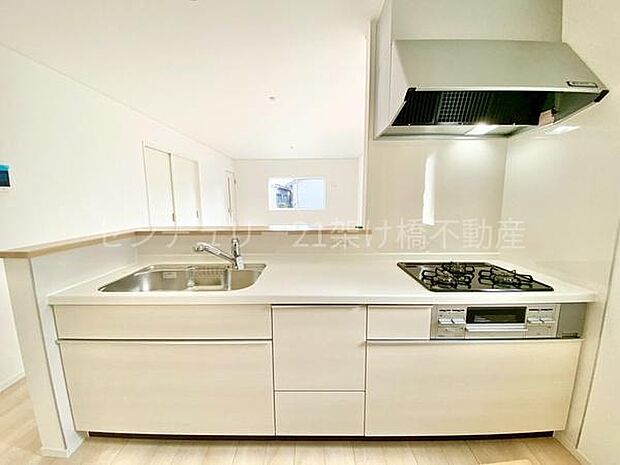 【システムキッチン】三口コンロ、グリル、浄水器付きシンクでお料理が捗ります♪