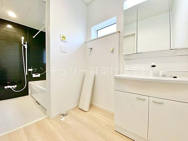 【洗面所】三面鏡の独立洗面台となっております。ストックなどを収納するのに便利な収納あり◎