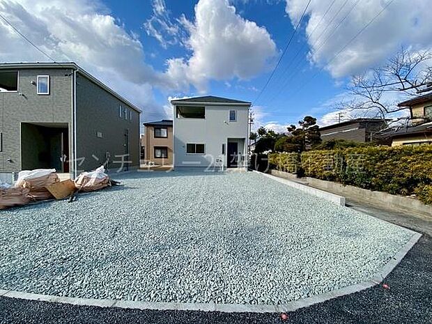 広々駐車場です♪3台可！（但し車種による）