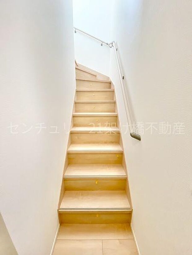 手すり付きの階段は小さなお子様やお年寄りのいるご家庭にも安心です♪