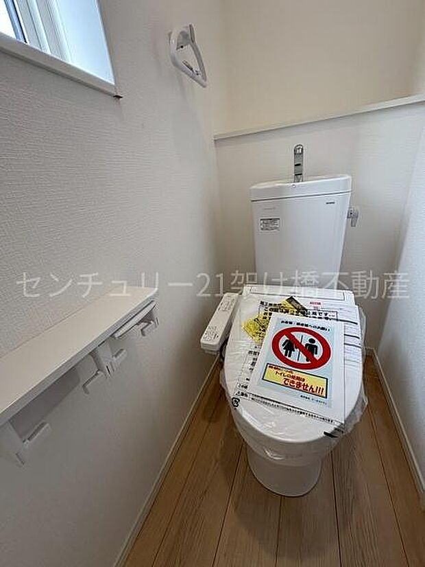【2階 トイレ】衛生的な温水洗浄便座で快適にお使いいただけます。