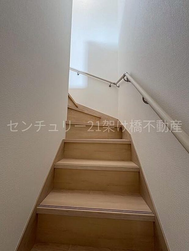 手すり付きの階段は小さなお子様やお年寄りのいるご家庭にも安心です♪