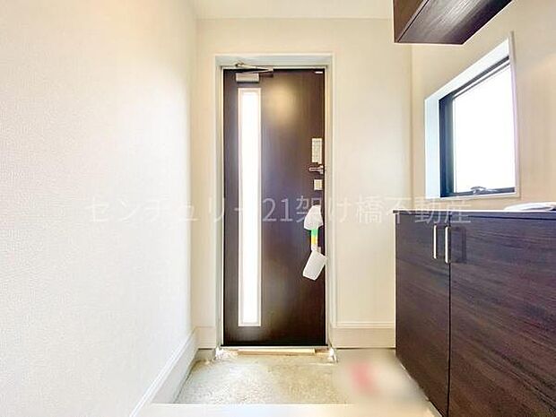 【玄関】採光面があり、明るい玄関です。