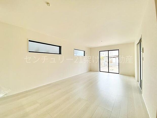 【LDK 19帖】南向き三面採光で明るいLDK♪防犯面や子供が大きくなってからも安心なリビング階段採用!