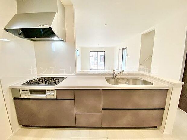 【システムキッチン】三口コンロ、グリル、浄水器付きシンクでお料理が捗ります♪