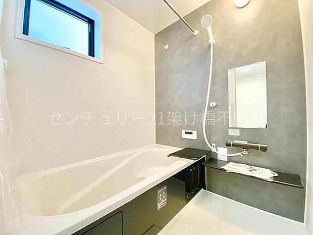 【浴室】浴室乾燥暖房機付きです。雨の日の洗濯物の乾燥やヒートショック対策としてもお使い頂けます。