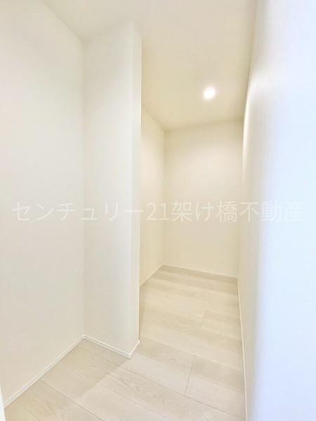 【パントリー】キッチン裏には大型パントリー♪食料品や日用品のストックはもちろん、普段使わない家電製品などもたっぷり収納可能です!